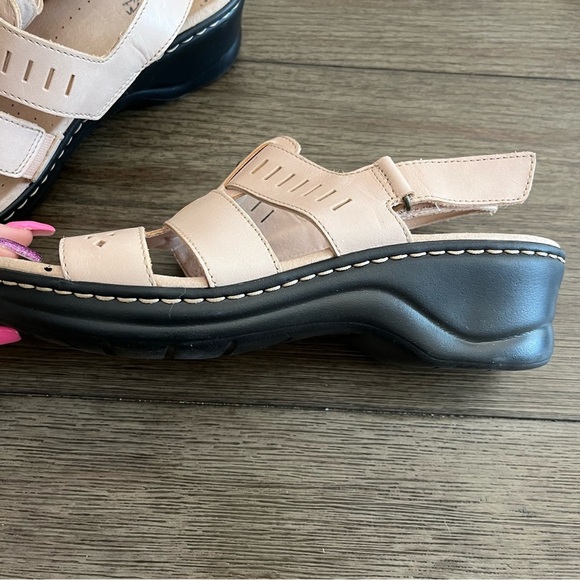 Beige cream three strap clarks sandal - Picture 5 of 7